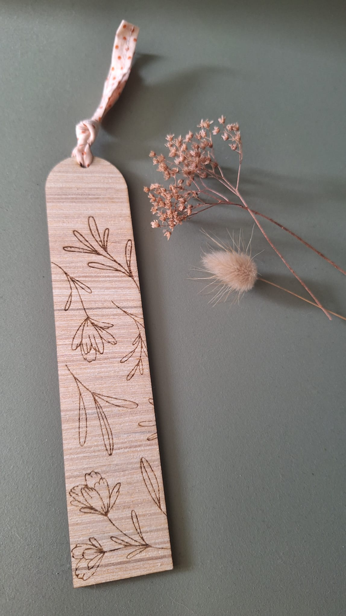 marque-page fleur en bois gravé