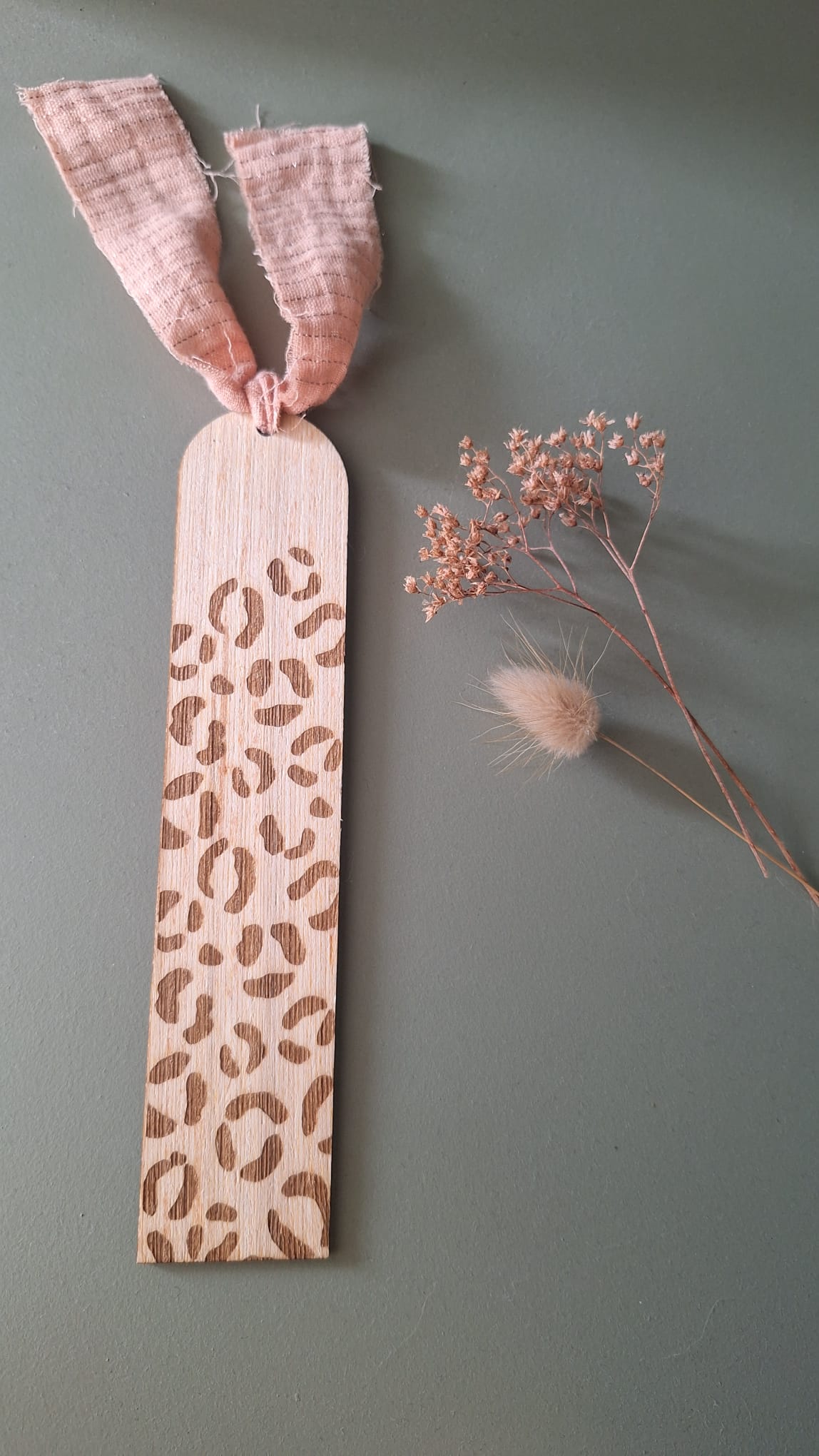 marque-page en bois gravé