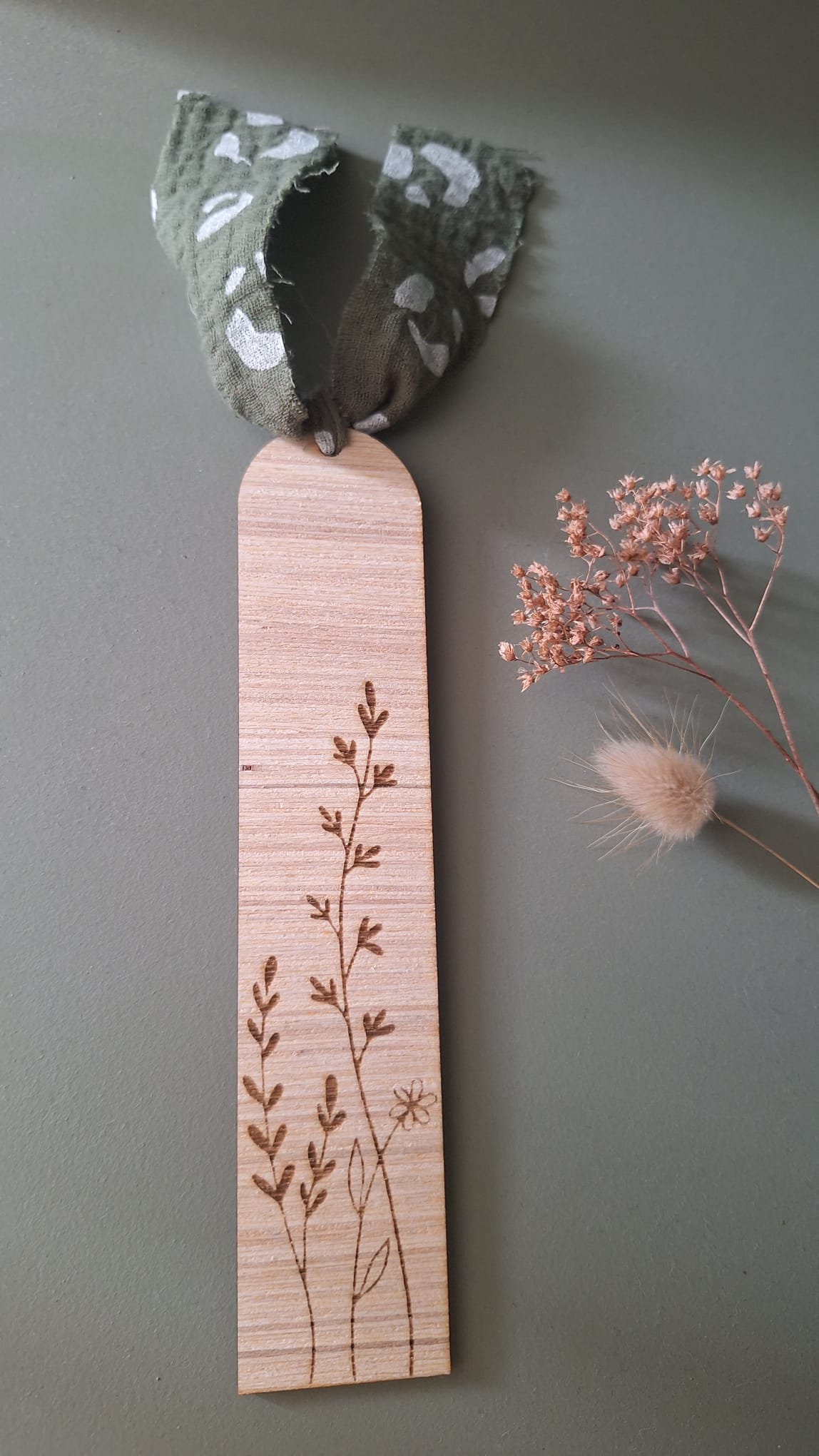 marque-page fleur en bois gravé