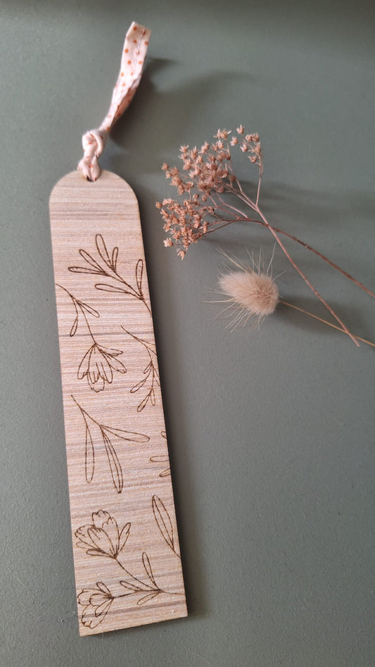 marque-page fleur en bois gravé