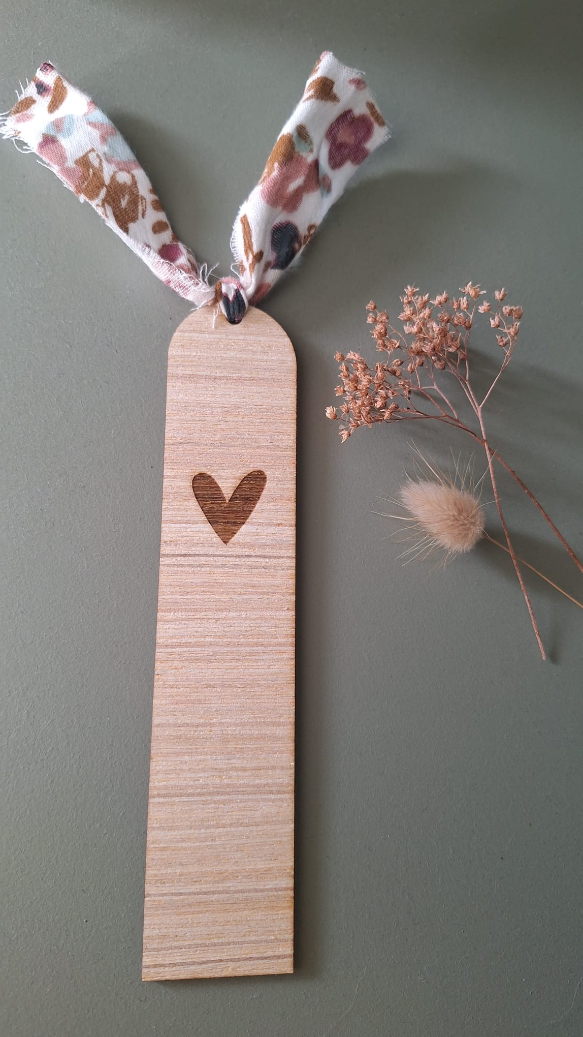marque-page cœur en bois gravé